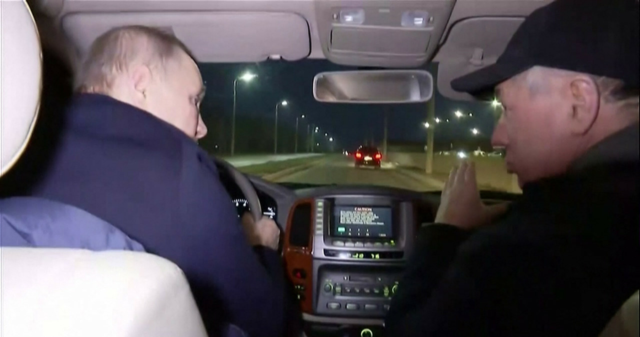 Władimir Putina  kieruje samochodem i jeździ po ulicach Mariupola,  Na miejscu pasażera siedzi wicepremier Marat Chusnulliin (18 marca 2023). /East News
