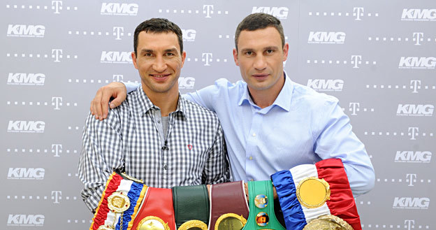 Władimir (z lewej) oraz Witalij Kliczko. I ich pasy mistrzów /AFP
