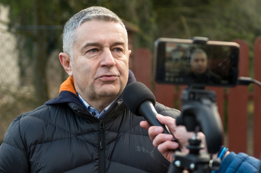 Władysław Frasyniuk przed swoim domem we Wrocławiu po powrocie z przesłuchania / 	Maciej Kulczyński    /PAP