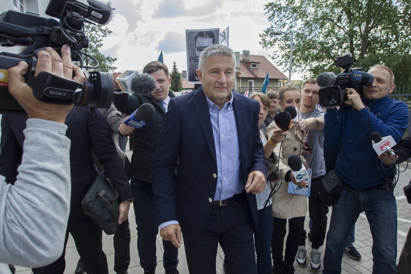 Władysław Frasyniuk w drodze na komisariat policji /Aleksander Koźmiński /PAP