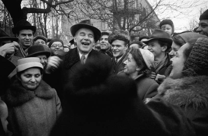 Władysław Gomułka otoczony przez swoich wyborców, 1957 /akg-images / Erich Lessing /East News