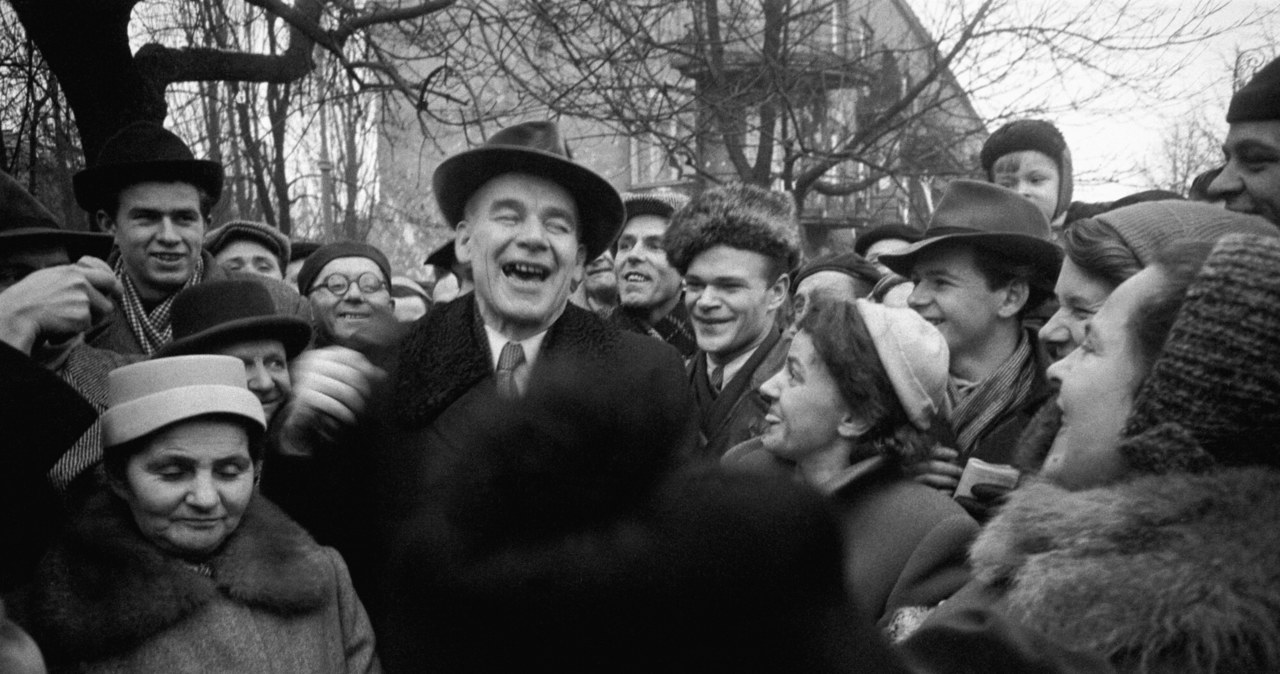 Władysław Gomułka otoczony przez swoich wyborców, 1957 /akg-images / Erich Lessing /East News