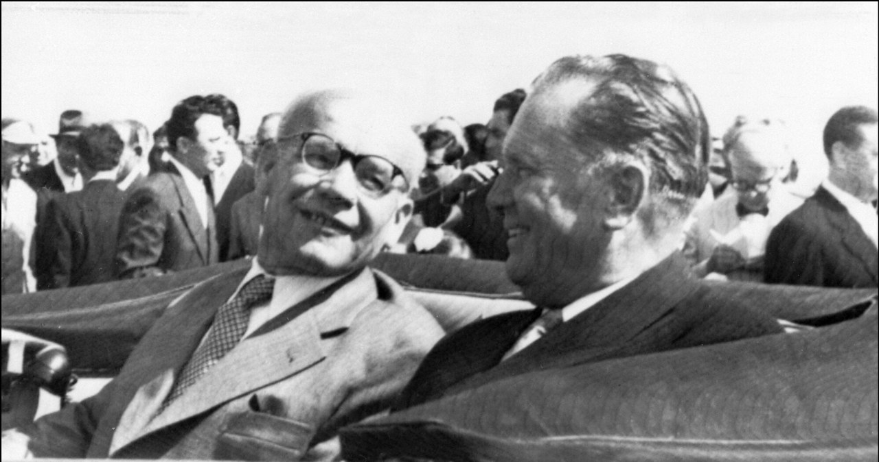 Władysław Gomułka podczas wizyty w Belgradzie. Na zdjęciu widzimy także Josipa Broz Tito /East News