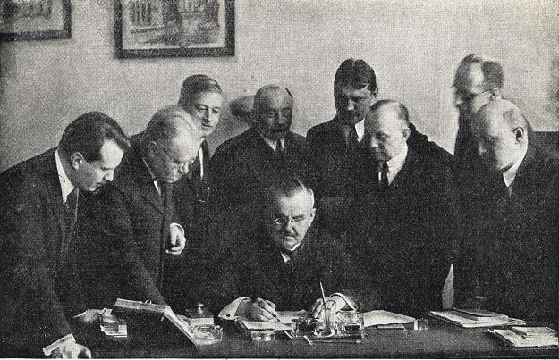 Władysław Grabski w otoczeniu współpracowników w 1924 r. Fotograf FoKa Archiwum /FORUM