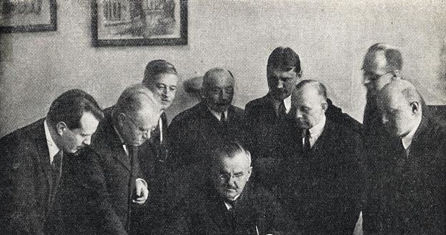 Władysław Grabski w otoczeniu współpracowników w 1924 r. Fotograf FoKa Archiwum /FORUM
