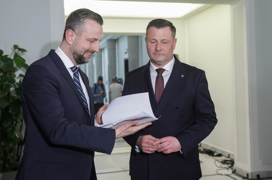 Władysław Kosiniak-Kamysz i Krzysztof Paszyk z PSL podczas konferencji prasowej poświęconej projektowi ustawy "Bezpieczna Polska". / 	Tomasz Gzell    /PAP