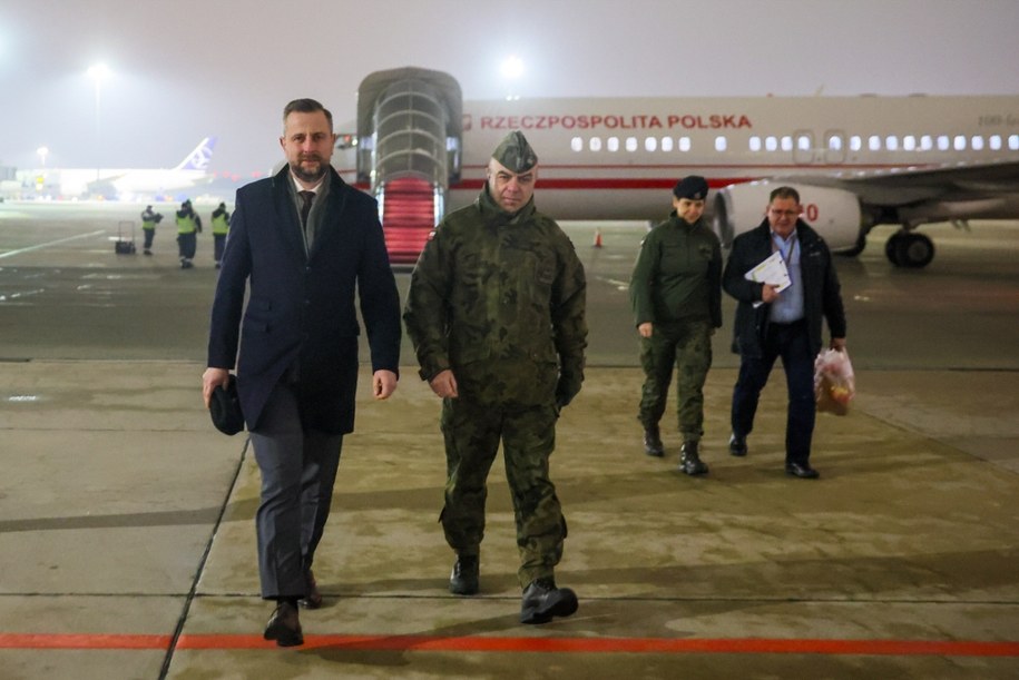Władysław Kosiniak-Kamysz na płycie lotniska w 1. Bazie Lotnictwa Transportowego w Warszawie po powrocie z Ramstein. /	Leszek Szymański   /PAP