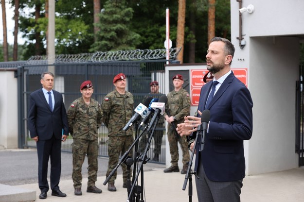 Władysław Kosiniak-Kamysz podczas briefingu prasowego po odprawie z dowództwem 25. Brygady Kawalerii Powietrznej w Tomaszowie Mazowieckim /Marian Zubrzycki /PAP