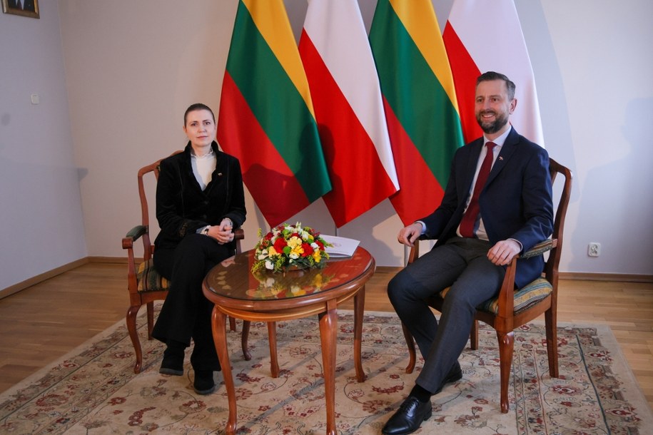 Władysław Kosiniak-Kamysz podczas spotkania z szefową litewskiego resortu obrony Dovile Sakaliene w siedzibie MON w Warszawie /Rafał Guz /PAP