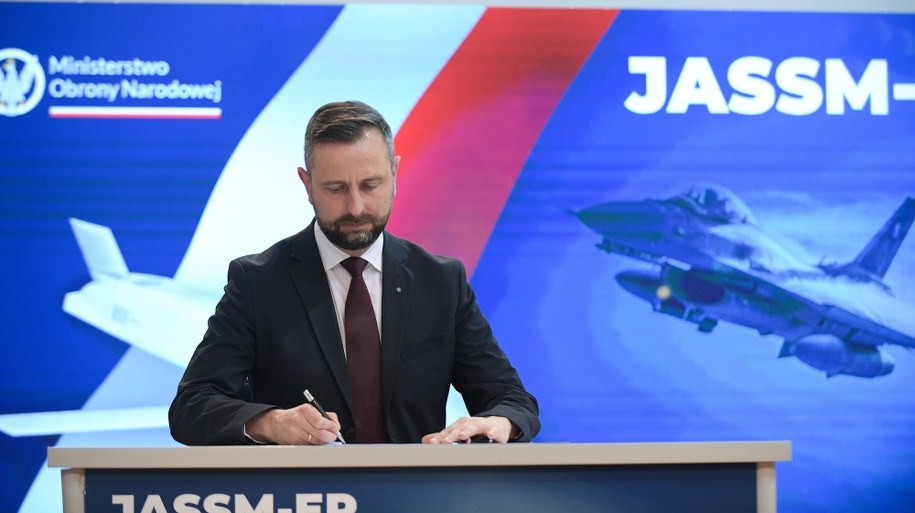 Władysław Kosiniak-Kamysz podpisujący umowę zakupu kilkuset pocisków powietrze-ziemia AGM 158 JASSM-ER o zasięgu ok. 1000 km /Marcin Obara /PAP