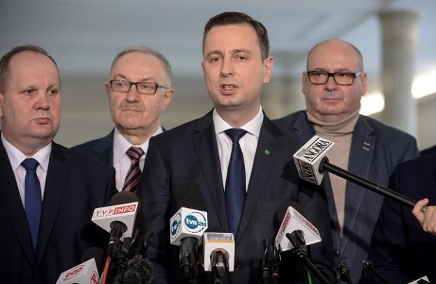 Władysław Kosiniak-Kamysz (w centrum) z posłami PSL podczas konferencji prasowej /PAP
