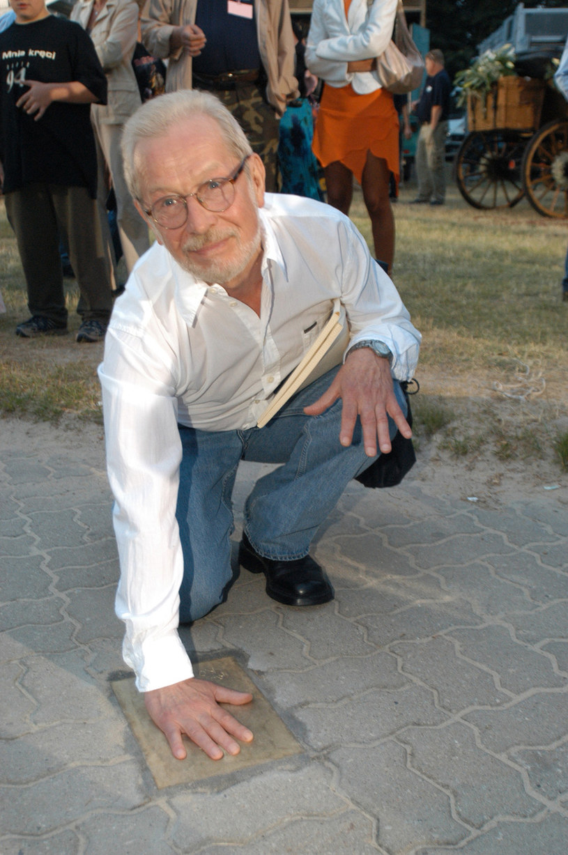 Władysław Kowalski odcisnął swoją dłoń w Alei Gwiazd w Międzyzdrojach w 2003 roku /AKPA