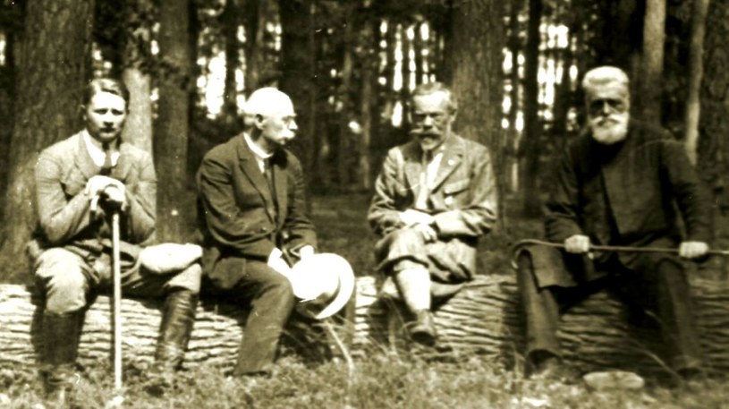 Władysław Zamoyski (pierwszy z prawej) w lasach kórnickich w latach 20, XX w. Fotografia ze zbiorów Biblioteki Kórnickiej /INTERIA.PL