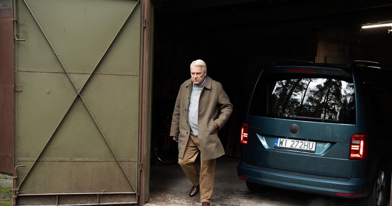 Władysław zatrzyma auto przed jakimś garażem. "To już koniec podróży" - powie /Źródło: AIM