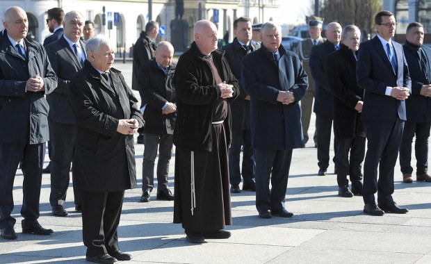 Władza łamie obostrzenia dot. zgromadzeń? Policja: Politycy wykonują swoje zadania