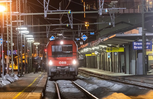 Władze Austrii zezwoliły na kontynuację podróży pasażerom dwóch pociągów, które zostały zatrzymany w niedzielę na przejściu granicznym w przełęczy Brenner /Johann Groder /PAP/EPA