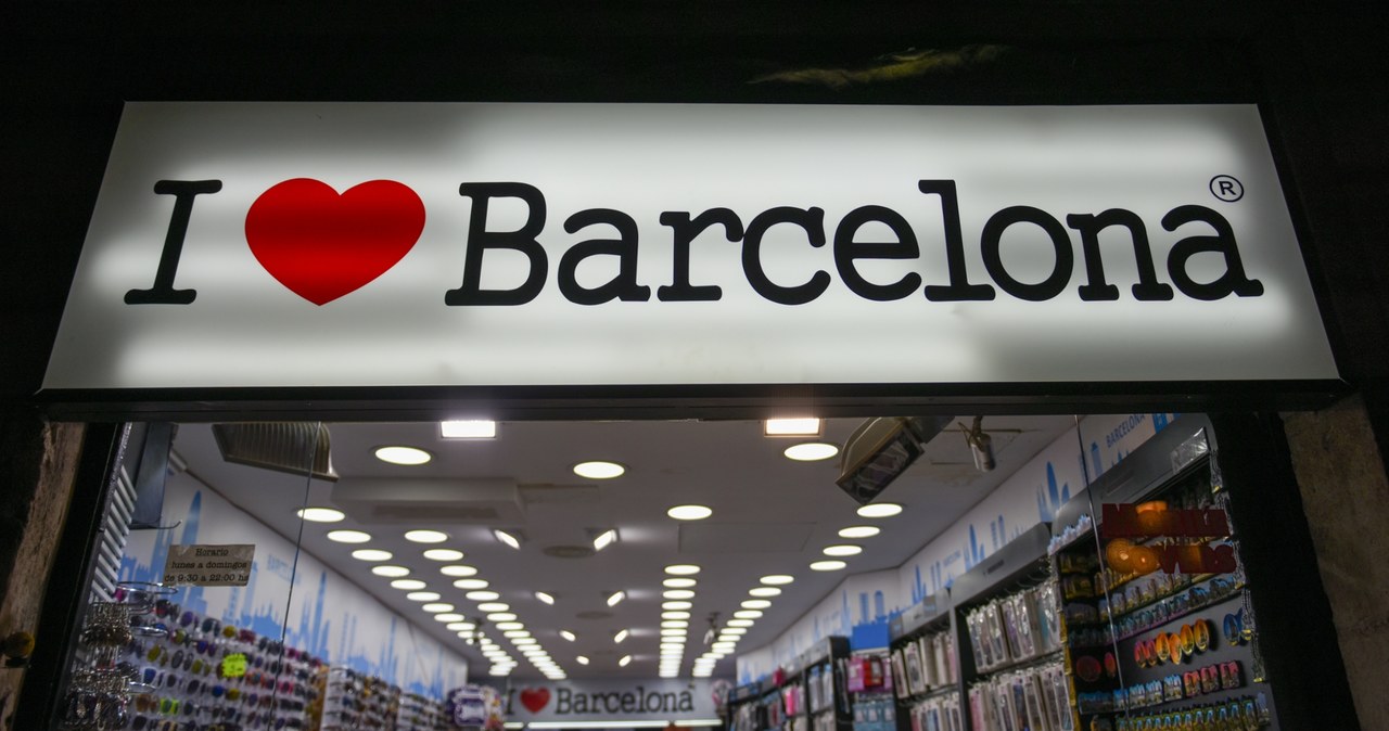Władze Barcelony chcą walczyć z niektórymi sprzedawcami pamiątek /123RF/PICSEL