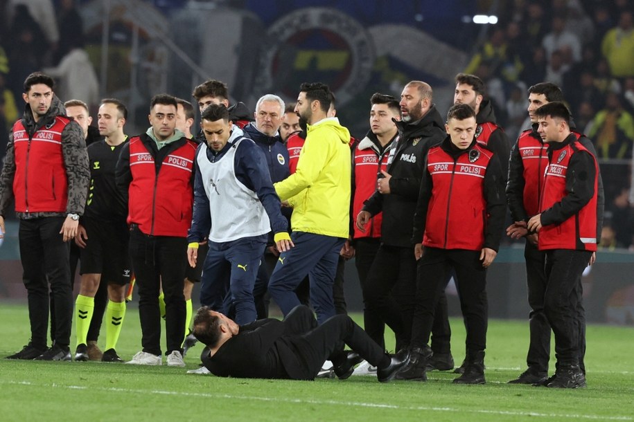 Władze Fenerbahce podkreślają, że reakcja Okana Buruka na zachowanie Mourinho była przesadzona. /	DIA Images/ABACA /East News