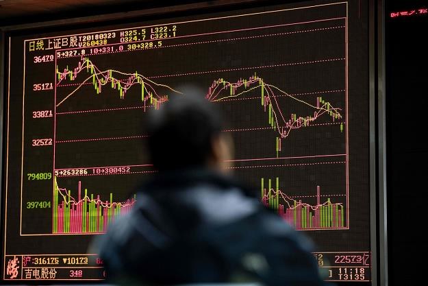 Władze finansowe Chin uspokajają inwestorów po spadkach na giełdzie /AFP