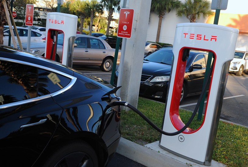 Władze Florydy chcą wprowadzić podatek od samochodów elektrycznych /Getty Images