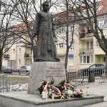 Władze Gdańska o ponownym ustawieniu pomnika ks. Jankowskiego: Napawa smutkiem i utrudnia dialog