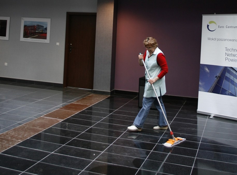 Wladze Genewy gorączkowo szukają pań, które zechcialyby zamiatać ulice za 4384 franków szwajcarskich /Andrzej Grygiel /PAP/EPA