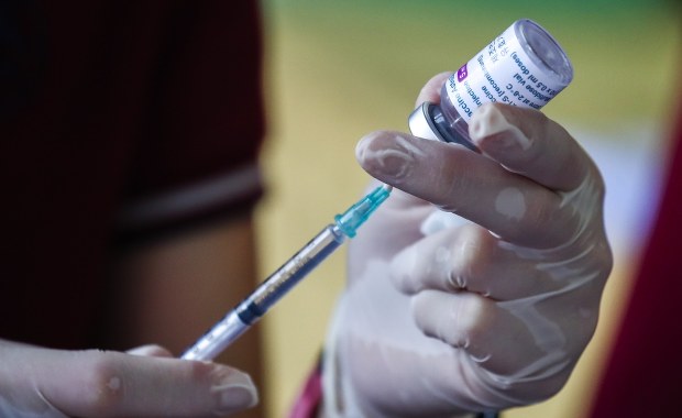 Władze Kastylii i Leonu wstrzymały szczepienia preparatem AstraZeneca