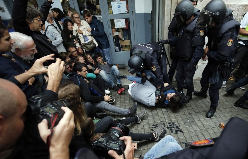 Władze Katalonii: 337 osób rannych w wyniku działań policji /PAU BARRENA  /AFP
