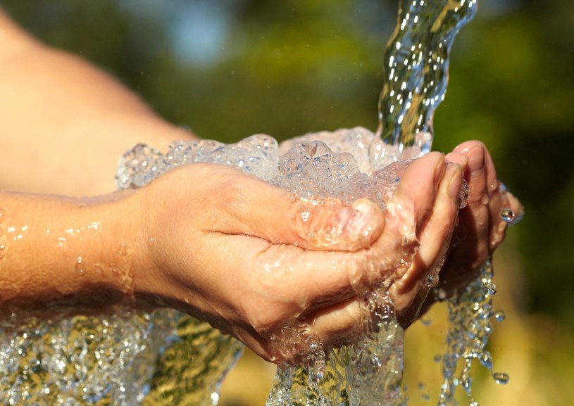 Władze miast dotkniętych suszą wprowadzają doraźne ograniczenia w korzystaniu z wody /123RF/PICSEL