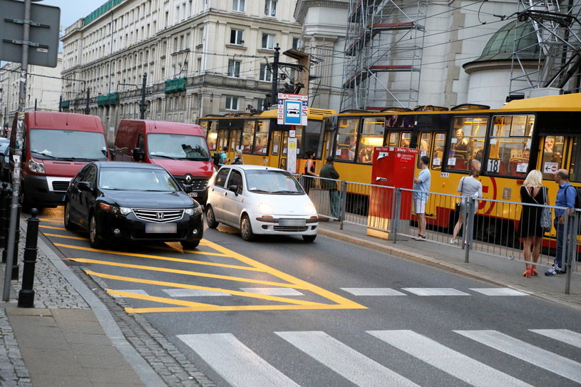 Władze miast zabierają drogi kierowcom na wszelkie możliwe sposoby / 	Jakub Kamiński    /East News