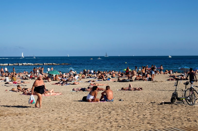 Władze miasteczka Sant'Antioco wprowadziły zakaz jedzenia "wszelkich posiłków" na plaży /123RF/PICSEL