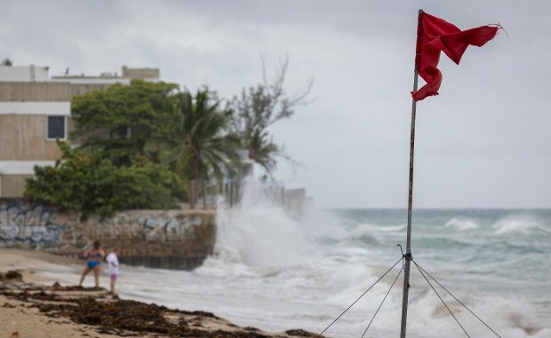 Władze nakazują ewakuację. Huragan Erin nadciąga