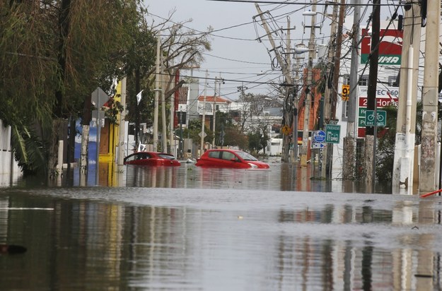 Władze Portoryko usiłują jak najszybciej ewakuować ponad 70 tys. ludzi zagrożonych zalaniem /Thais Llorca /PAP/EPA