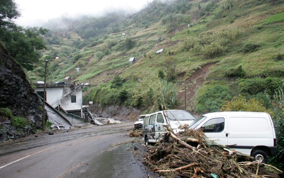 Władze portugalskiej wyspy porównują siłę nawałnicy do poprzedniej klęski tego rodzaju, która dotknęła Maderę 20 lutego 2010 roku /HOMEM DE GOUVEIA /PAP/EPA