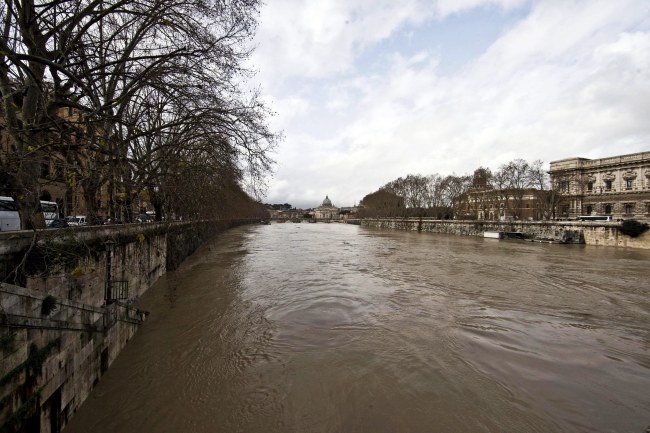 Władze Rzymu proszą, by nie przyjeżdżać do włoskiej stolicy, jeśli to nie jest konieczne /MASSIMO PERCOSSI /PAP/EPA