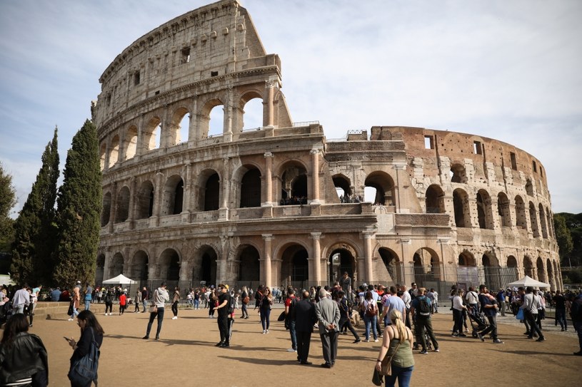 Władze Rzymu zakazały drobnego handlu w pobliżu najważniejszych zabytków /Getty Images