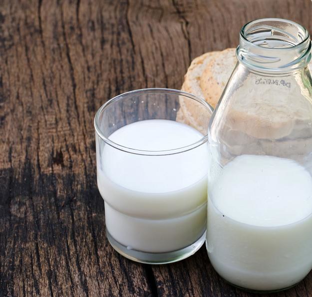 Władze serbskie nakazały wycofanie ze sklepów podejrzanego mleka /&copy;123RF/PICSEL