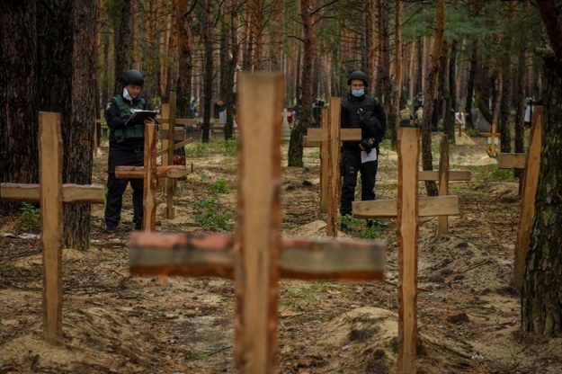Władze Ukrainy poinformowały o odkryciu 450 grobów w zbiorowym miejscu pochówku pod Iziumem /OLEG PETRASYUK /PAP/EPA
