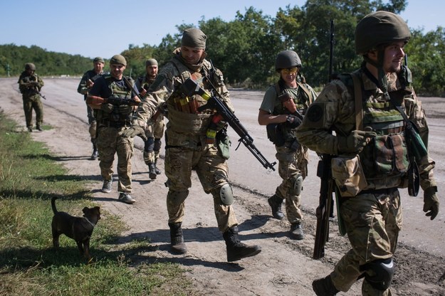 Władze w Kijowie twierdzą, że mimo rozejmu separatyści atakują ukraińskich żołnierzy /ROMAN PILIPEY /PAP/EPA