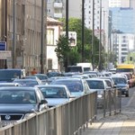 Władze Warszawy chcą spowolnić ruch samochodów w centrum