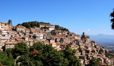 Władze włoskiego miasteczka sprzedają domy za 1 euro, ale mają problem. Brakuje chętnych