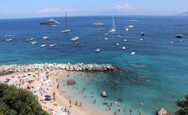 Władze włoskiej wyspy walczą z nagabywaniem turystów. Kary są surowe