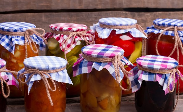 ​Włamał się do piwnicy. Część przetworów skonsumował na miejscu