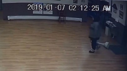 Włamała się na komisariat, bo policjant wpadł jej w oko