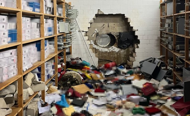 Włamanie jak z filmu. Złodzieje przewiercili się do skarbca banku 