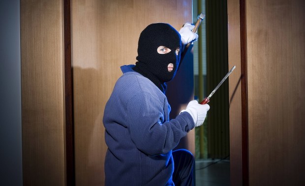 Włamywacz szuka pracy... w internecie!