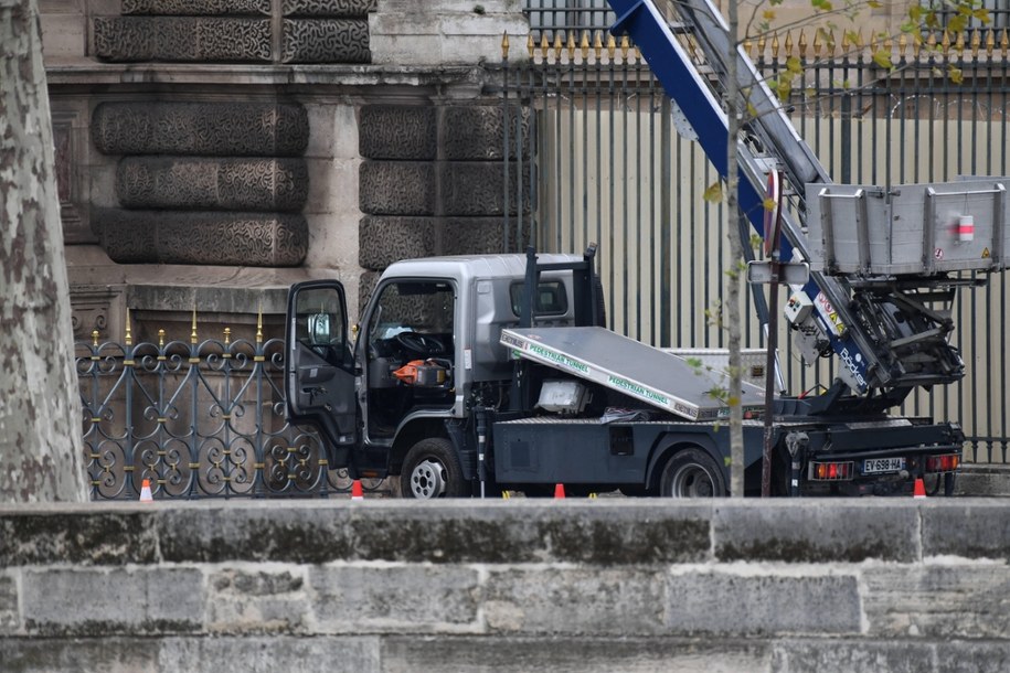Włamywacze dostali się na balkon muzeum za pomocą wysięgnika (na zdjęciu) /Poitout Florian/ABACA /PAP