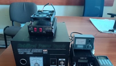 Włamywał się na fale stacji radiowej i obrażał kandydatkę KO. Został namierzony