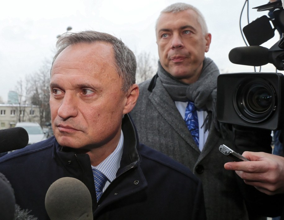 Właściciel Getin Noble Banku i Idea Banku Leszek Czarnecki w towarzystwie swego pełnomocnika mec. Romana Giertycha w drodze na przesłuchanie w katowickiej prokuraturze / 	Andrzej Grygiel    /PAP