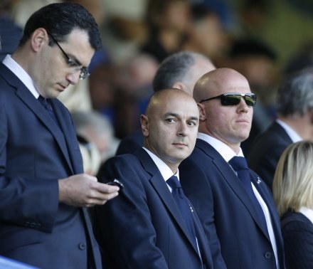 Właściciel "Kogutów" Daniel Levy (w środku) i dyrektor sportowy Comolli (z lewej) czekają na sukces. /AFP
